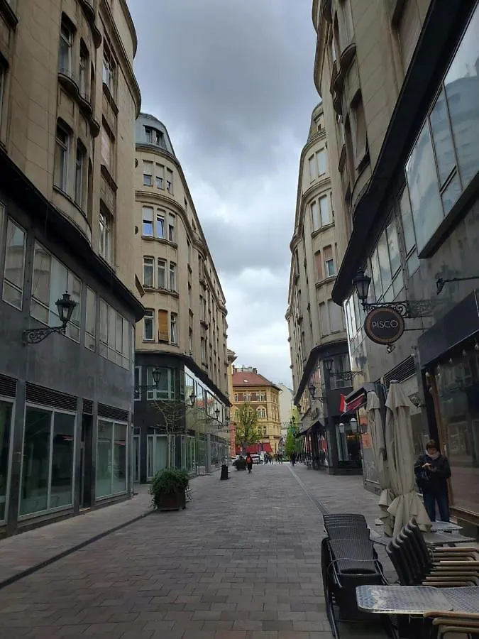 Budapest Walking Street-V 0*,